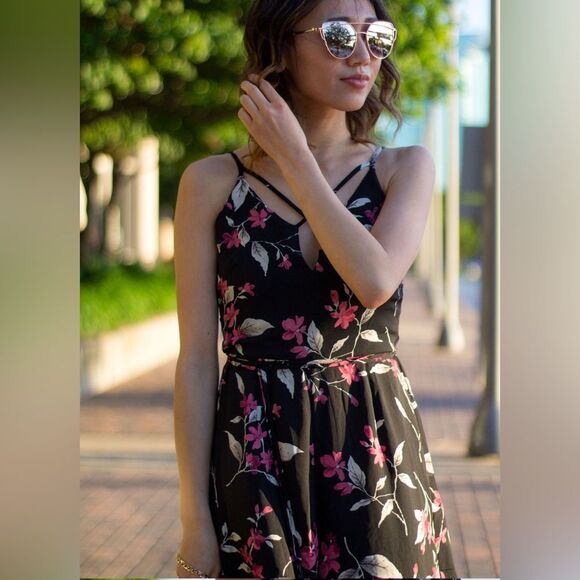 SIENNA SKY BLACK FLORAL ROMPER SIZE SMALL NWOT - Picture 5 of 10